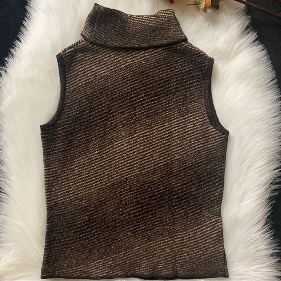 Sweaters - Sleeveless high neck pullover